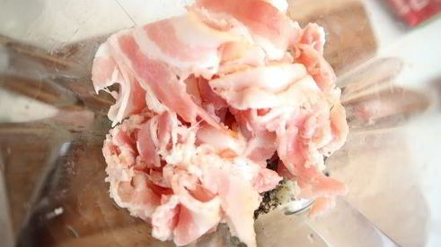 рулет из свинины с вяленой брусникой и пореем