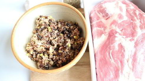 рулет из свинины с вяленой брусникой и пореем