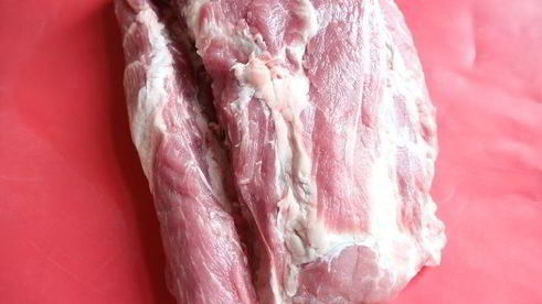 рулет из свинины с вяленой брусникой и пореем