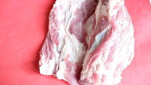 рулет из свинины с вяленой брусникой и пореем