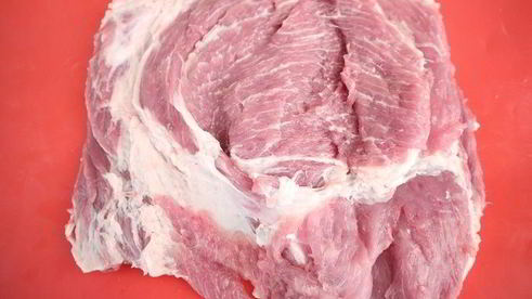 рулет из свинины с вяленой брусникой и пореем