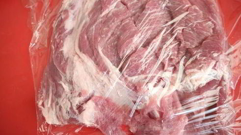 рулет из свинины с вяленой брусникой и пореем