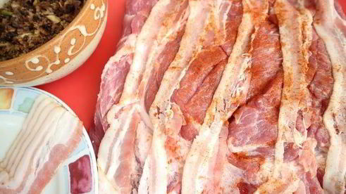 рулет из свинины с вяленой брусникой и пореем