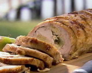 Рулет из свинины с яблоками и клюквой