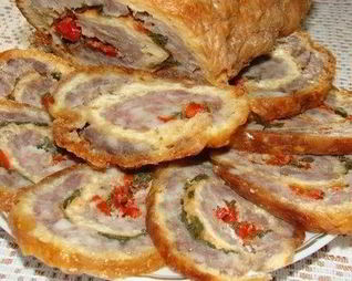 Рулет из сырного теста с мясным фаршем
