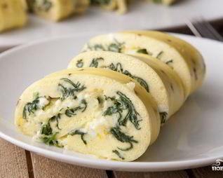 Рулет из яйца с сыром