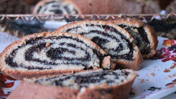 Рецепт Рулет с орехово-маковой начинкой