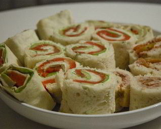 Рулетики с авокадо и красной рыбой