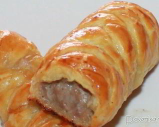 Рулеты со свининой и сосисками в слоеном тесте