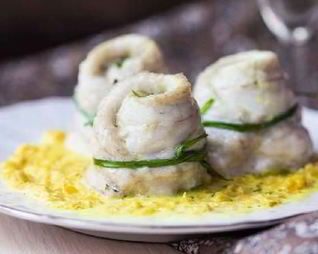 Рыбные рулеты в сливочно-травяном соусе