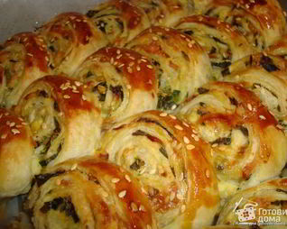 Слоеные рулетики с зеленым луком