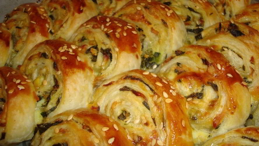 Рецепт слоеные рулетики с зеленым луком