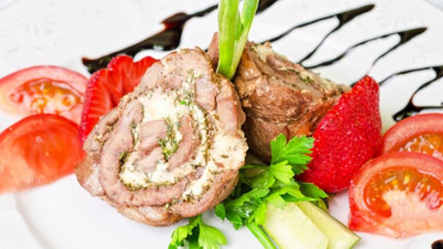 Рецепт свиной рулет с сыром и овощами
