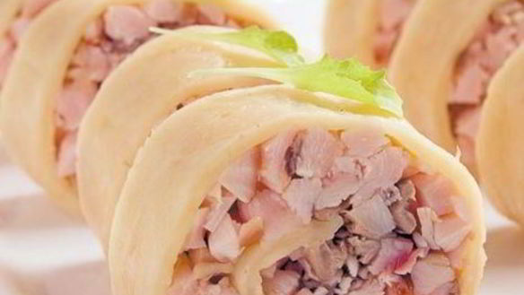 Рецепт Сырный рулет с курицей и грибами