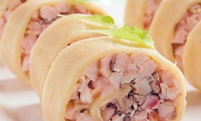 Сырный рулет с курицей и грибами