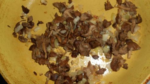 сытный зимний рулет с грибами и гречкой