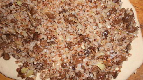 сытный зимний рулет с грибами и гречкой