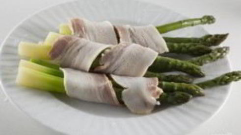 запеченные рулетики из спаржи