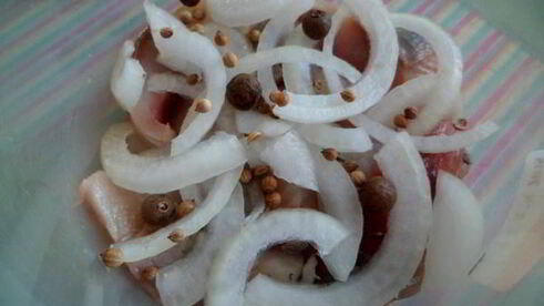 сельдь маринованная в яблочном уксусе