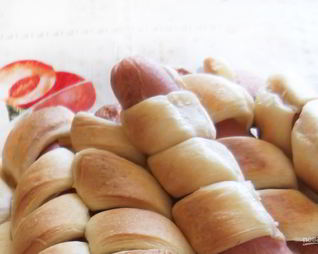 Сосиски в слоеном бездрожжевом тесте в духовке