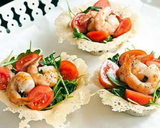 Сырные корзиночки с салатом из рукколы и креветок