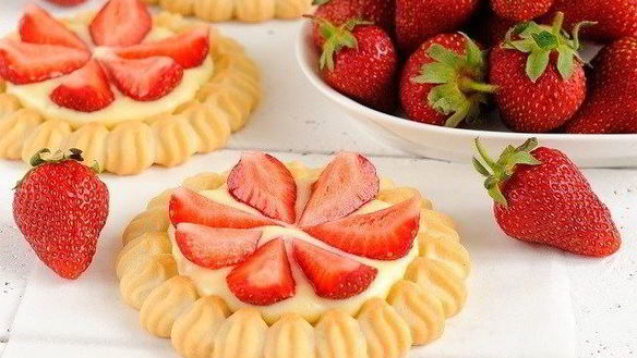 Рецепт Безглютеновые тарталетки с гоголь-моголем и клубникой в шоколаде 3PAULY