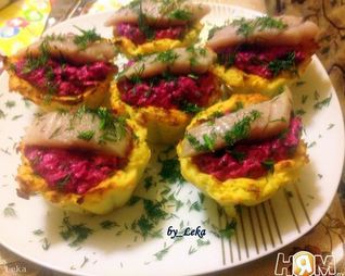 Картофельные тарталетки с селедкой в мини шубке