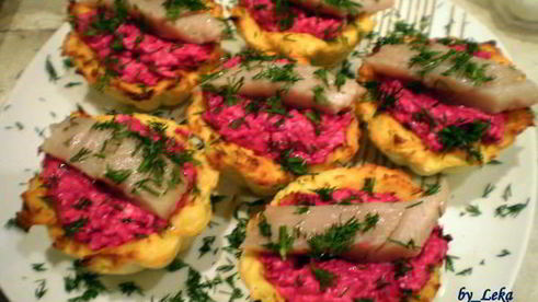 картофельные тарталетки с селедкой в мини шубке