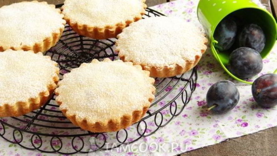 Рецепт песочные тарталетки с пудингом и сливой