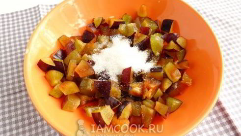 песочные тарталетки с пудингом и сливой