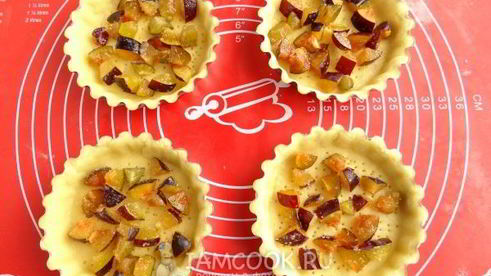 песочные тарталетки с пудингом и сливой