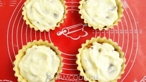 песочные тарталетки с пудингом и сливой