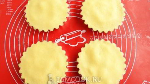 песочные тарталетки с пудингом и сливой