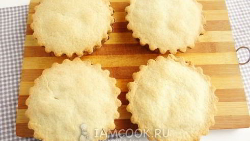 песочные тарталетки с пудингом и сливой