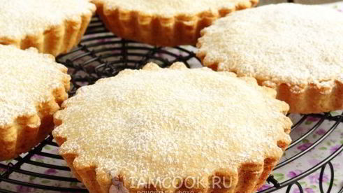 песочные тарталетки с пудингом и сливой