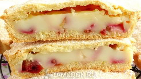 песочные тарталетки с пудингом и сливой