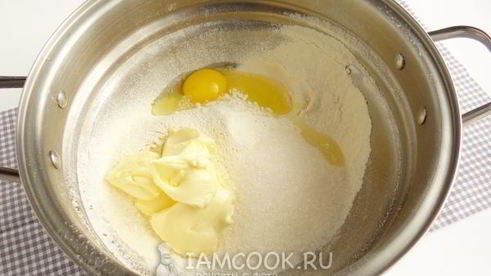 песочные тарталетки с пудингом и сливой