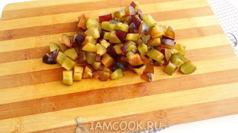 песочные тарталетки с пудингом и сливой