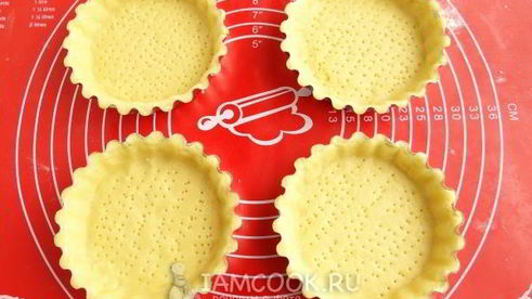 песочные тарталетки с пудингом и сливой