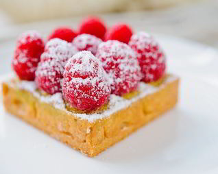 Тарталетка с малиной и фисташковым фланом