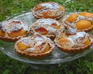 Тарталетки с абрикосами и фисташковым кремом