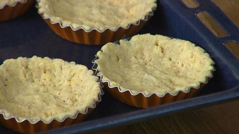 тарталетки с абрикосами и фисташковым кремом