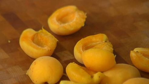 тарталетки с абрикосами и фисташковым кремом