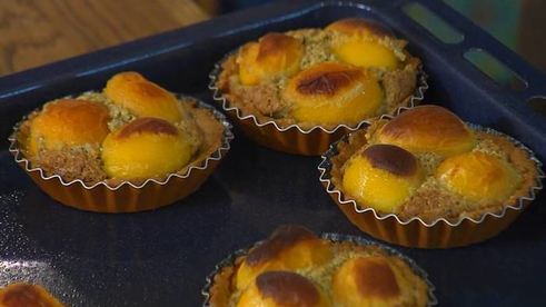 тарталетки с абрикосами и фисташковым кремом