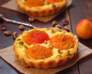 Тарталетки с абрикосами, творожным кремом и фисташками