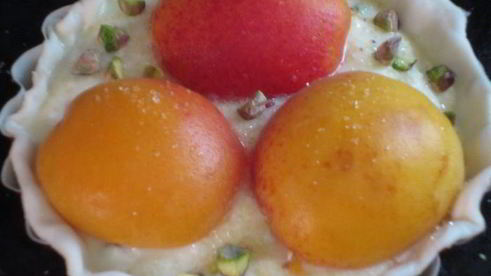 тарталетки с абрикосами, творожным кремом и фисташками