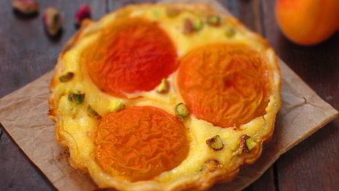 тарталетки с абрикосами, творожным кремом и фисташками