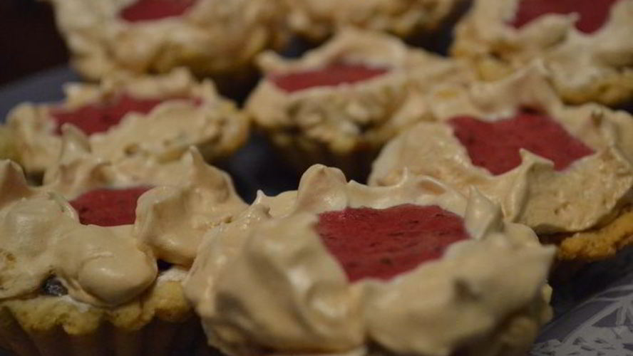 Рецепт тарталетки с безе и черной смородиной