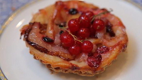 Рецепт Тарталетки с грушами и красной смородиной