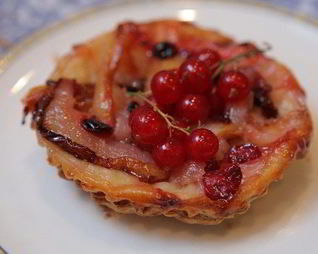 Тарталетки с грушами и красной смородиной